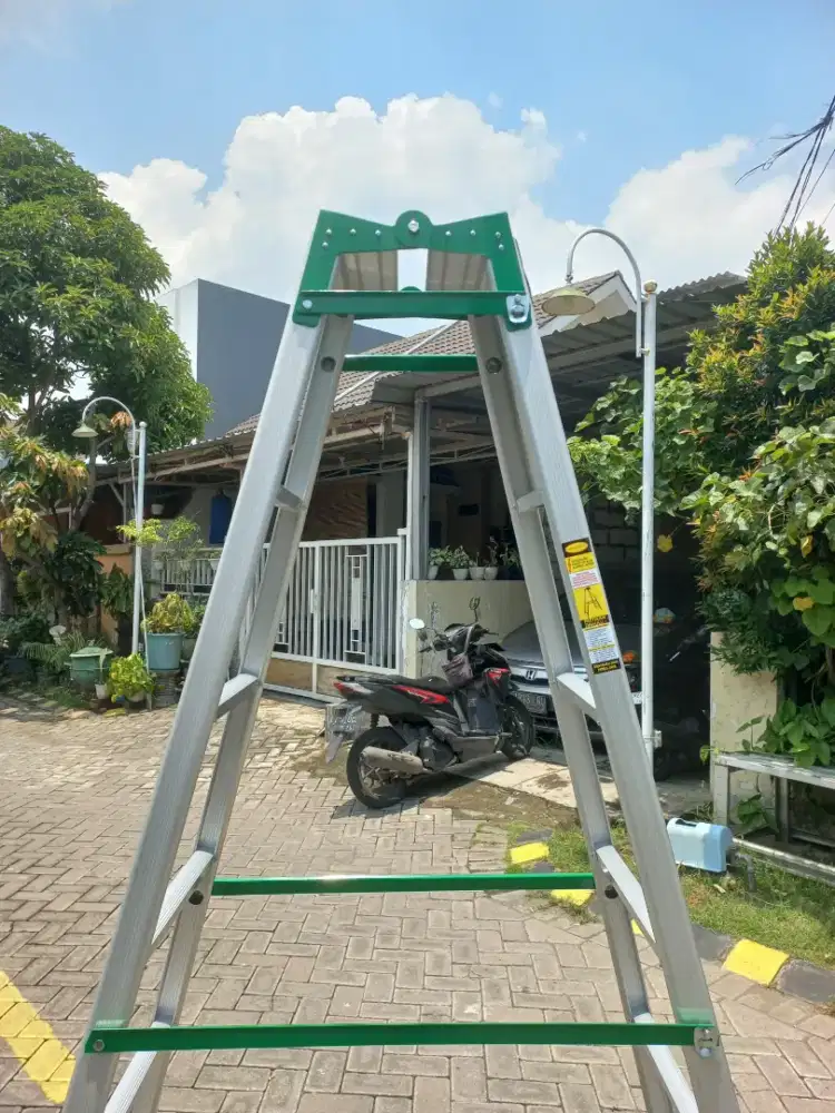 Tangga aluminium lipat