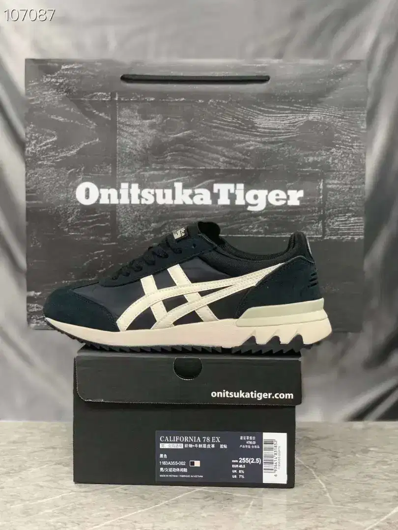 Sepatu pria running asics black white ringan nyaman di gunakan