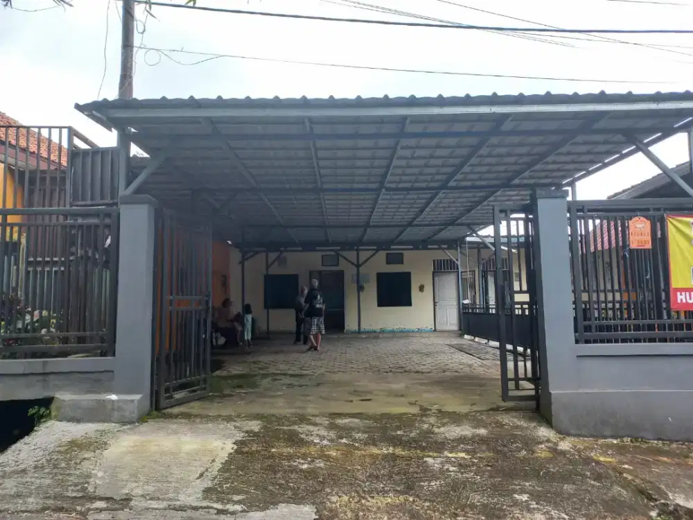 Di jual villa Strategis . Bisa untuk usaha. Pinggir jalan. Cipanas.