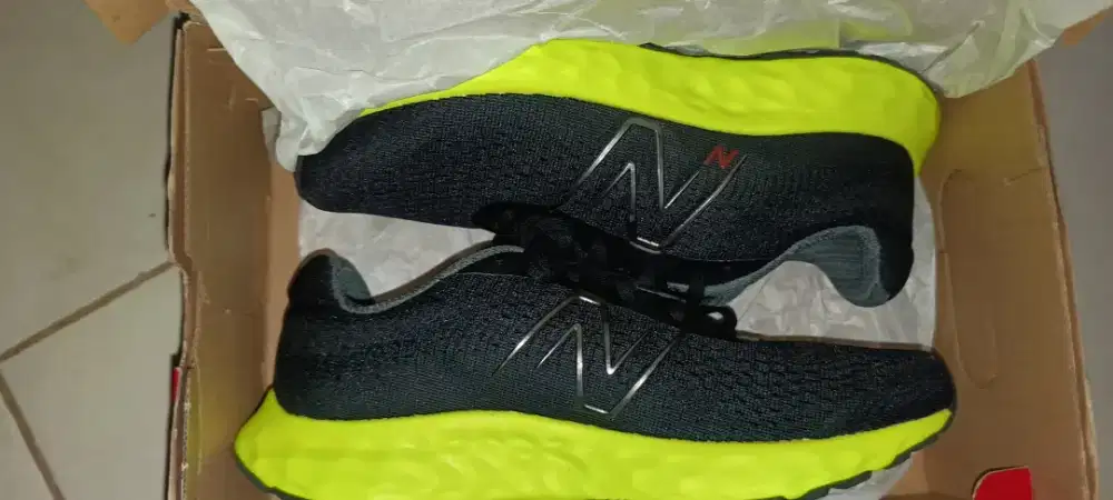 Sepatu running NB
