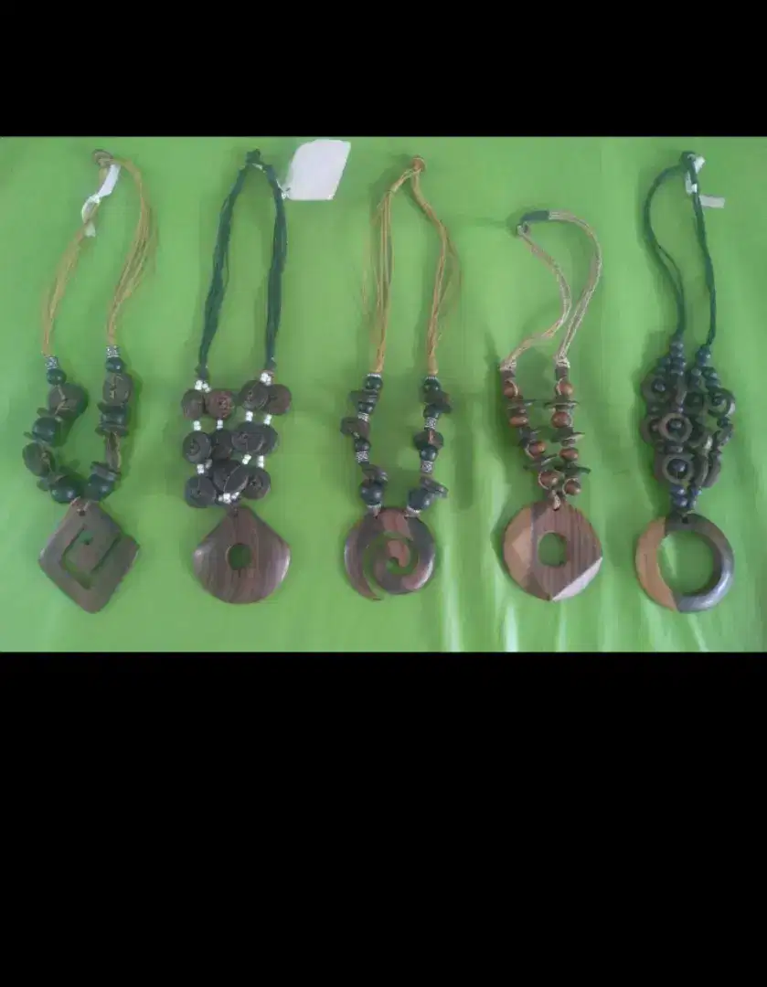 Aksesoris kalung bahan kayu