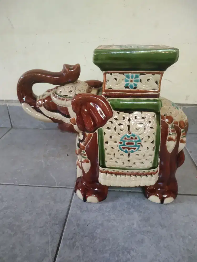 KERAMIK GAJAH ANTIK
