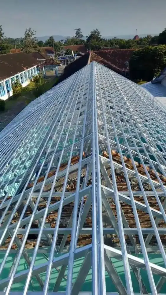 Ahli pemasangan rangka baja ringan