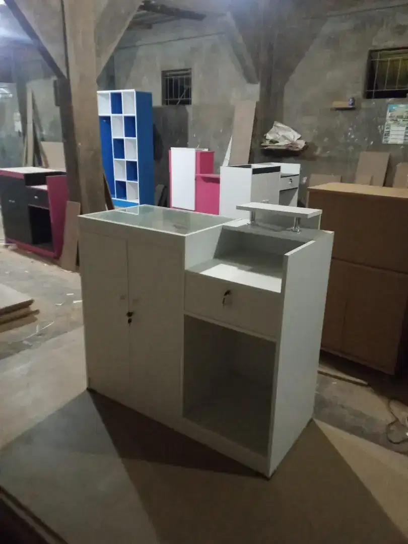 Meja Etalase Dwi Furniture