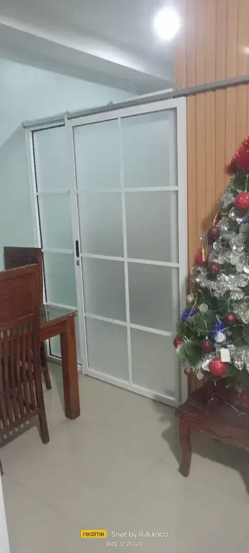 Pintu sekat kaca