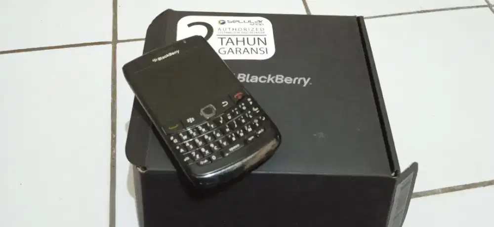 Handphone Blackberry 9700