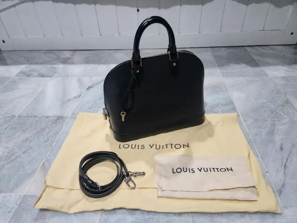 Bags
Luxury	
Louis Vuitton
Epi Alma PM