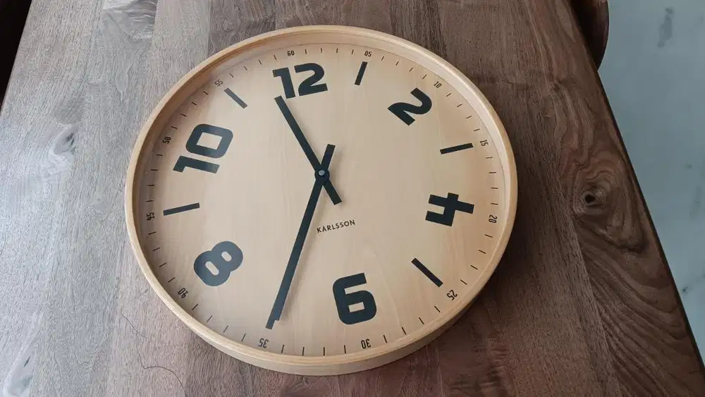 Jam Bahan Kayu Battery