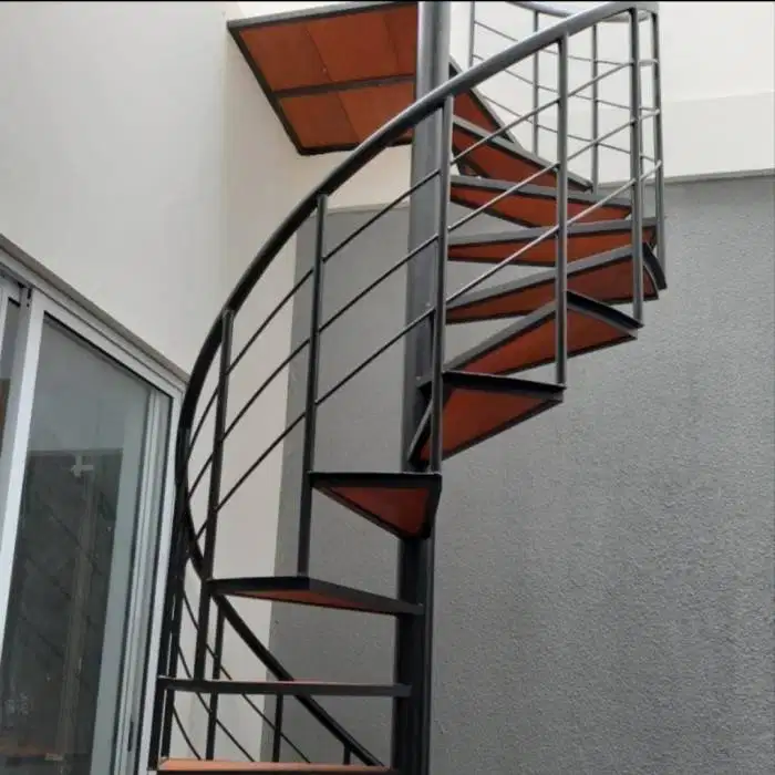Tangga putar besi pipa pijakan kayu