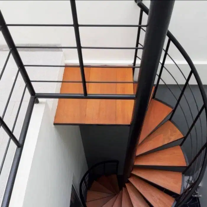 Tangga putar besi pipa pijakan kayu