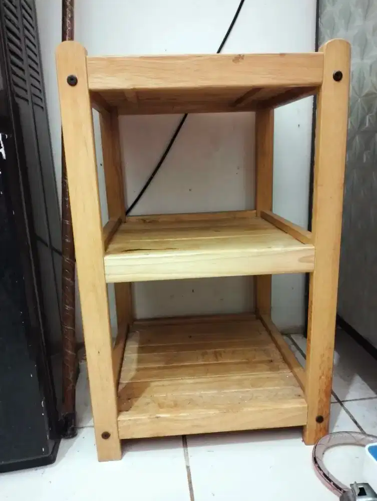 Rak kayu seperti baru