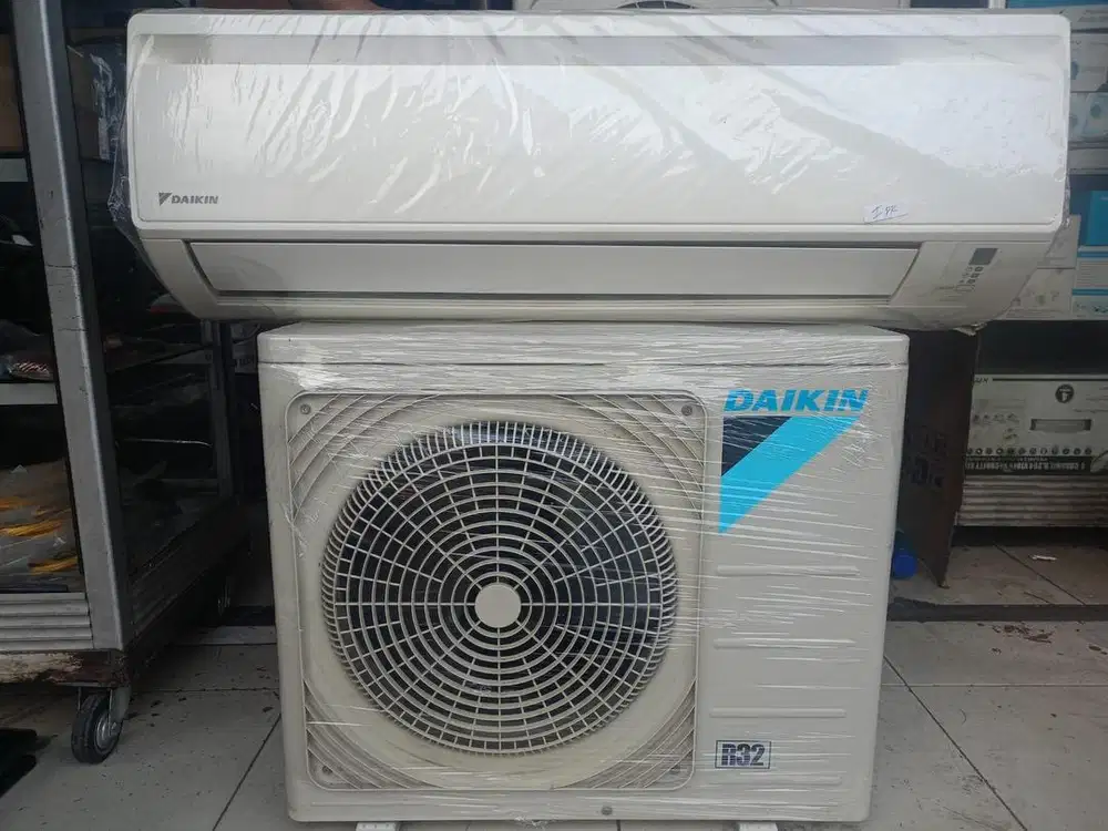 Sedia AC split Daikin 1pk  type FTV25AXV beli dr baru msh orisinil