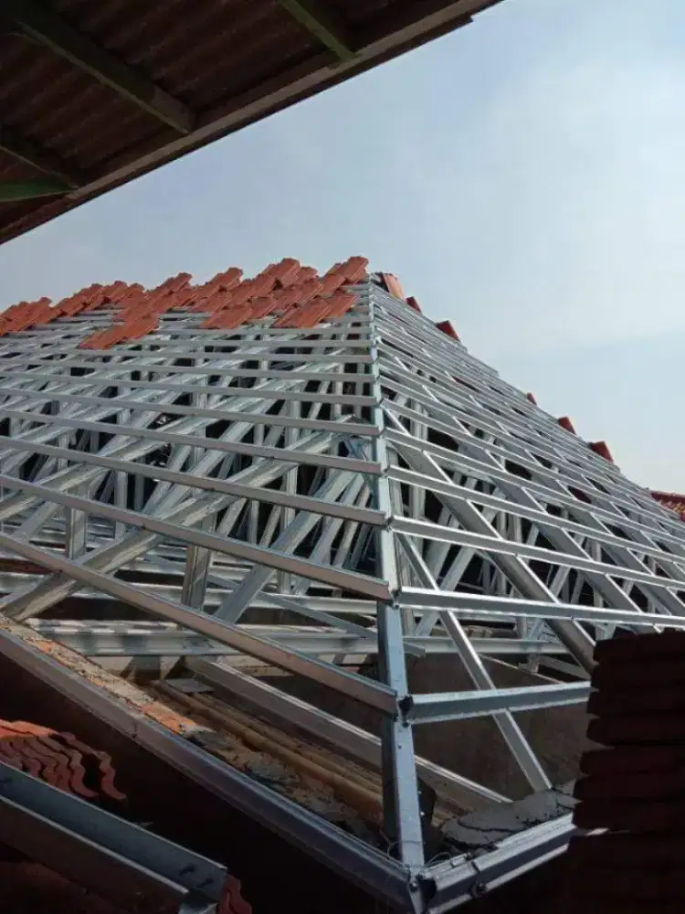 Ahli pemasangan baja ringan