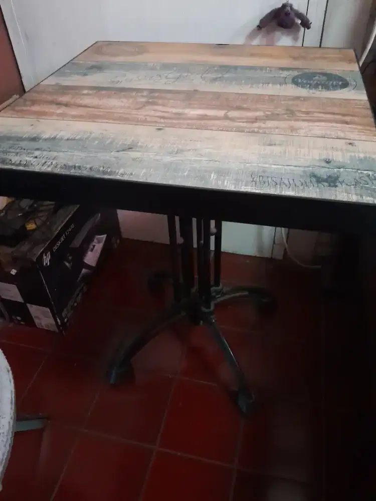 Meja unik vintage ukuran 60 x 60 x 75