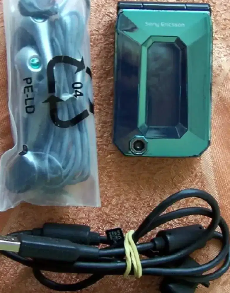 Handphone jadul sony ericsson jalou green