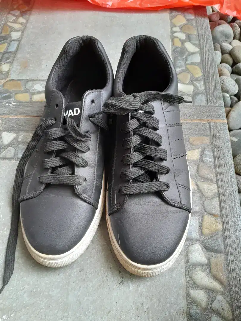 Dijual sepatu sneakers Nevada