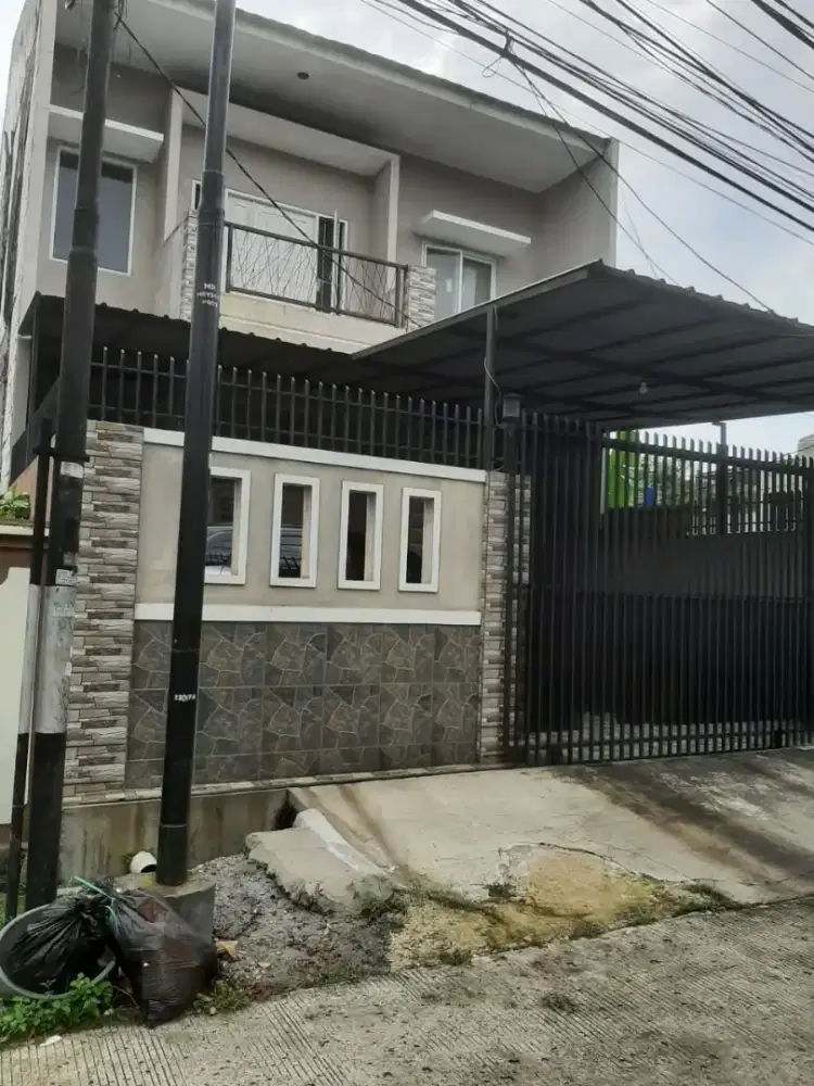 Rumah 2 Lantai, LT 200 m2, LB 320 m2, Jual Cepat, Tanpa Perantara.