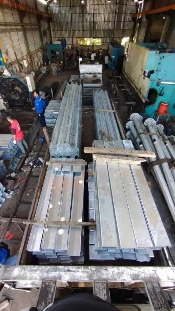 Guadril Pembatas jalan