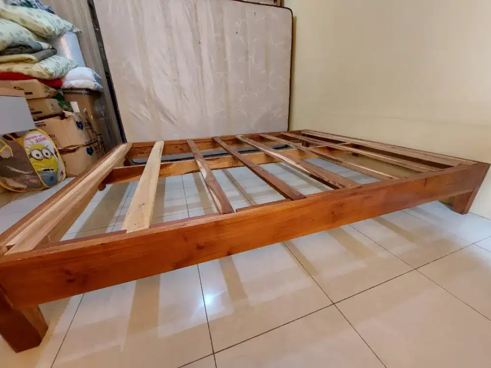 Dipan Kayu Mahogani Ukuran Queen