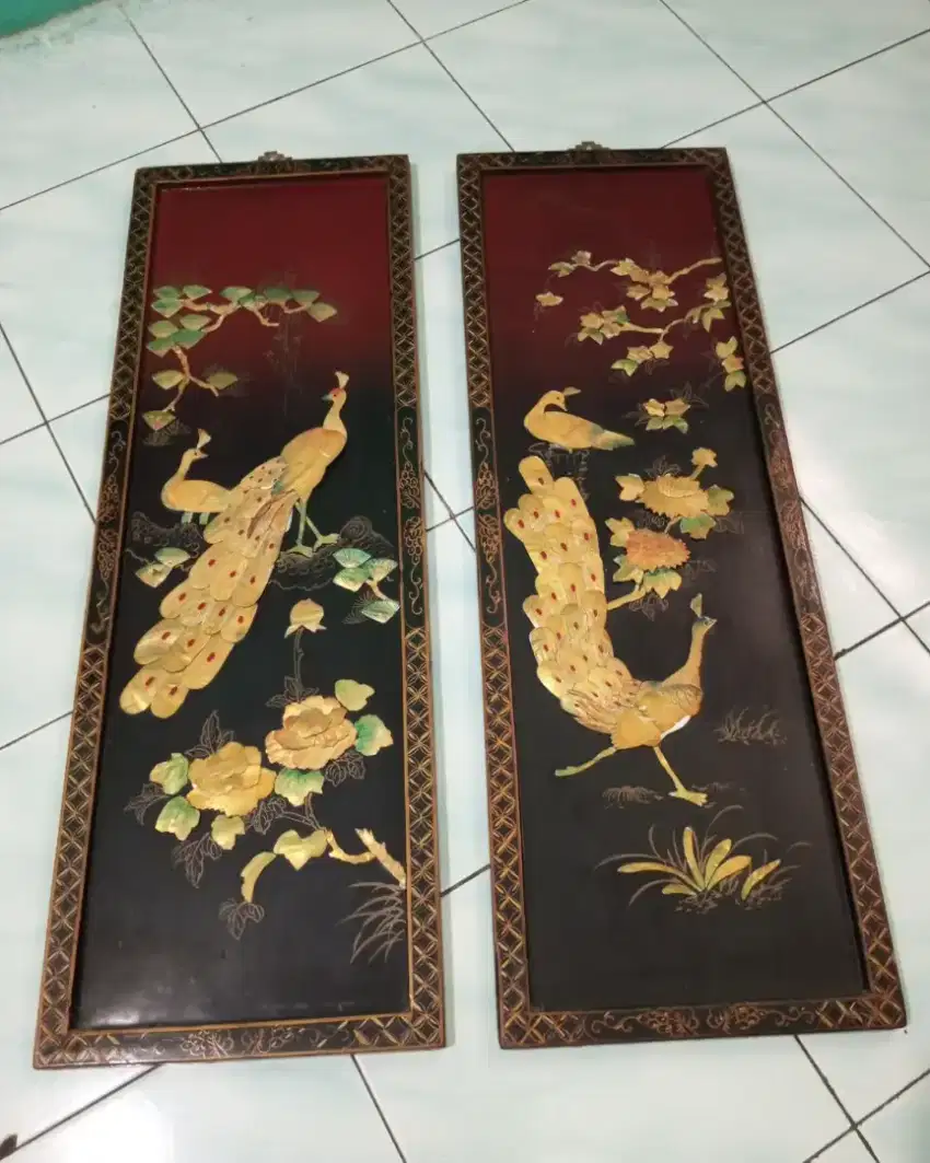Pajangan dinding tua motif sepasang merak dari kerang