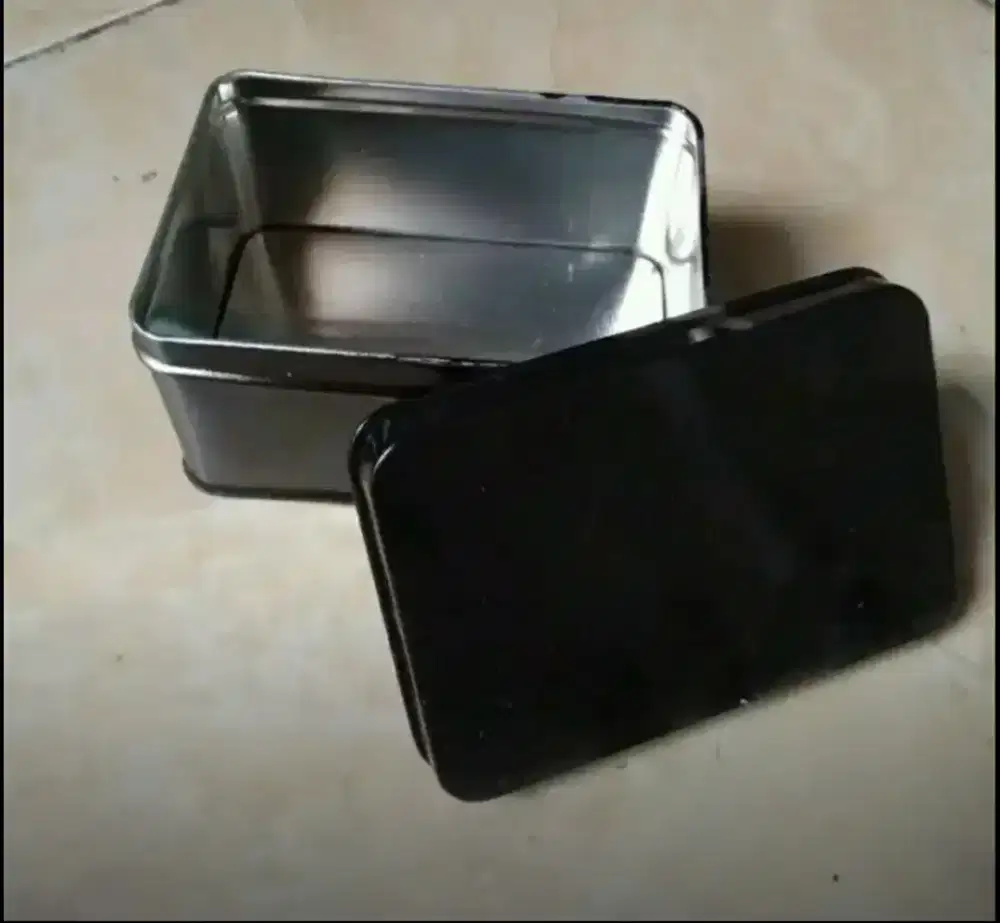 kotak kaleng bekas