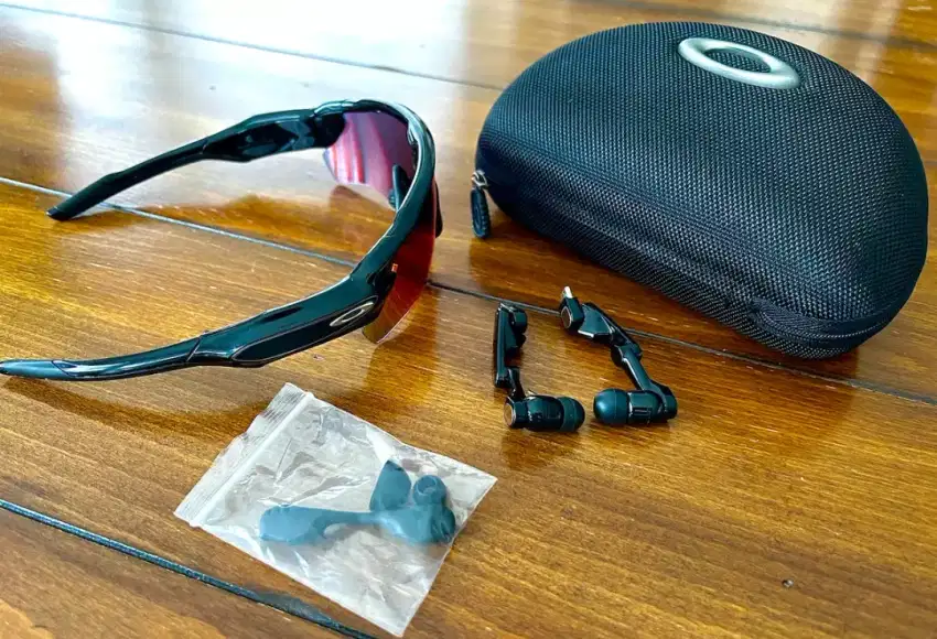 Hardcase uniqlo ,kacamata oakley bluetooth