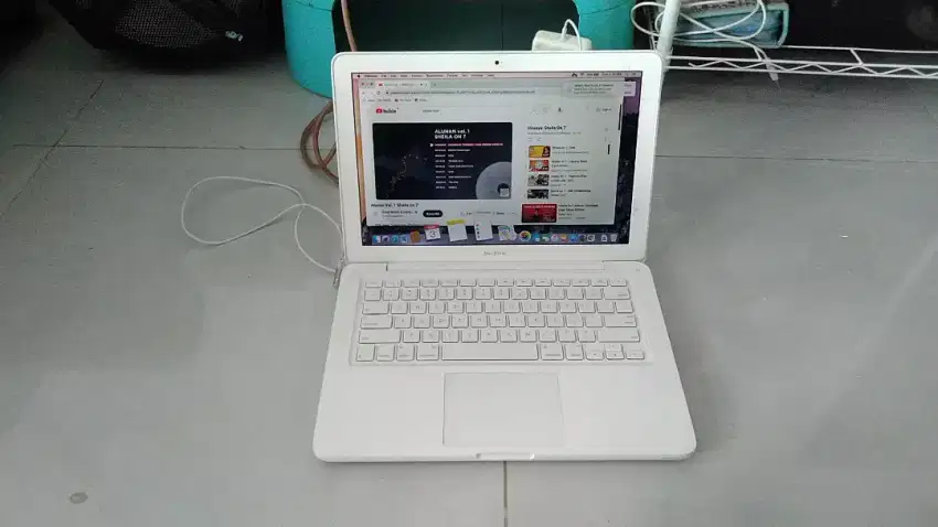 MacBook white 13 inc laptop Apple murah