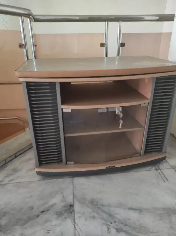 Rak TV beroda warna creme