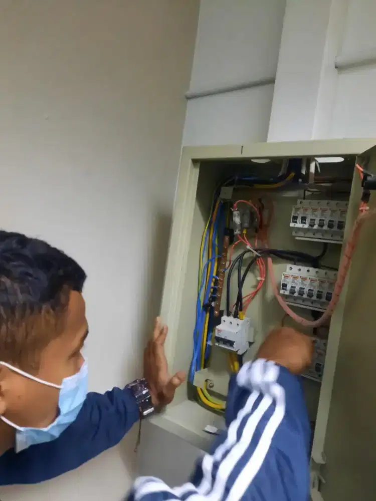 Tukang listrik /  Teknisi listrik