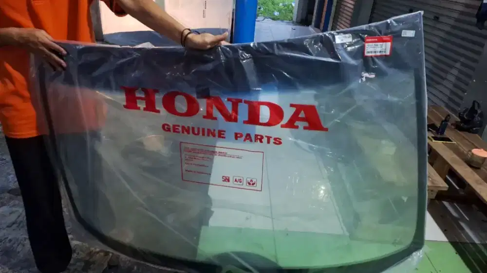 Kaca mobil terdekat