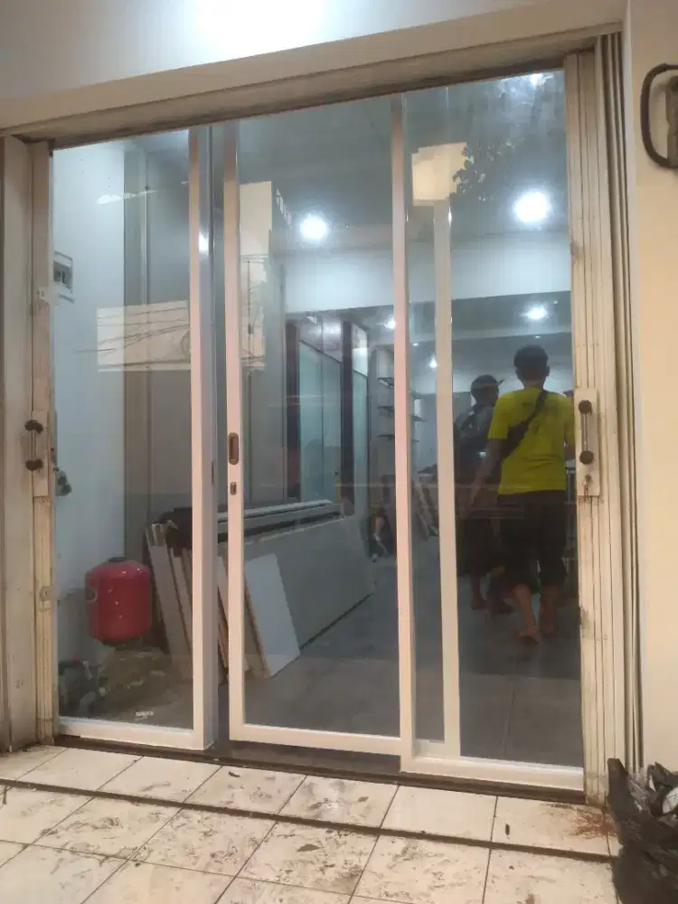 Partisi aluminium 1 pintu sliding + 2 kusen kaca mati uk 210cm x 300cm
