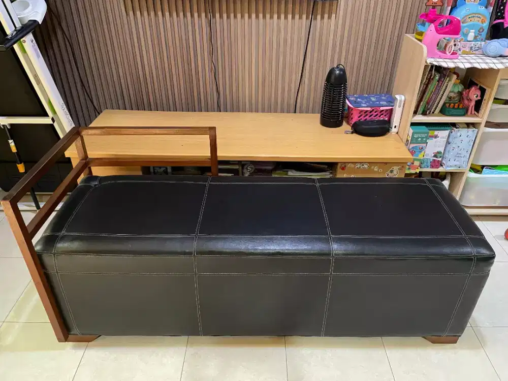 Dijual sofa tunggu panjang warna hitam