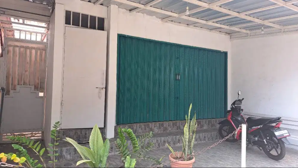 Dijual Rumah dan peralatan toto, cocok untuk toko, di jln utama,