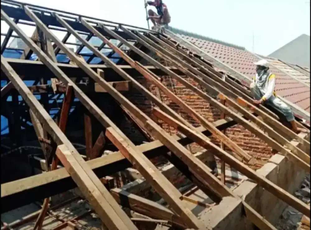 Bongkar atap lama dan pasang baja ringan