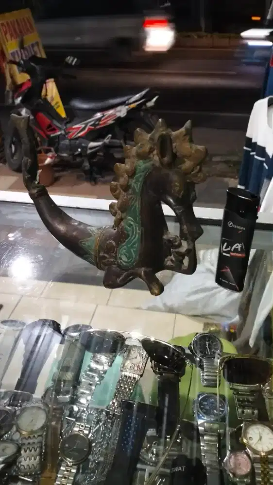 arca patung kuda laut antik kuningan