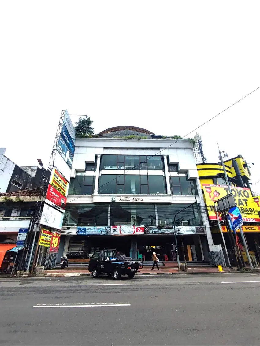 Gedung 4 Lantai Strategis di Jalan Urip Sumoharjo