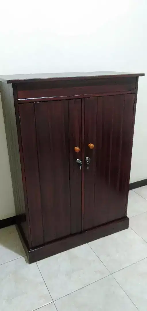 Lemari pakaian dua pintu