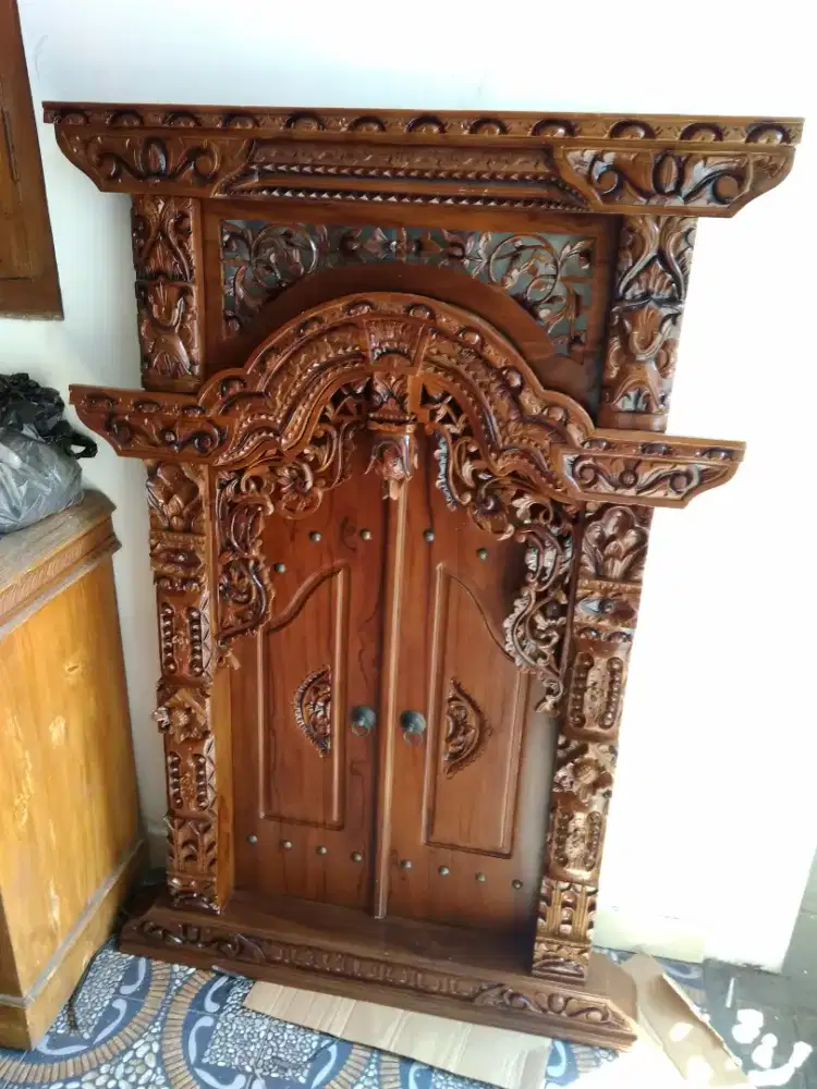 Jendela gebyok ukir Jepara