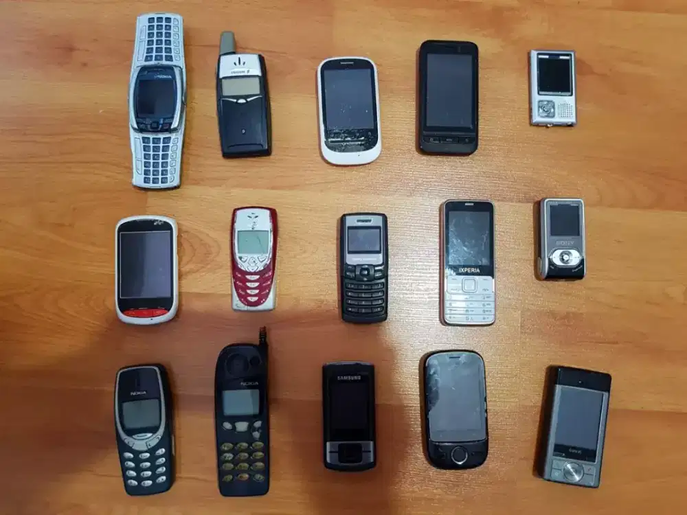 Dijual 1 set handphone nokia, sony ericsson, motorola