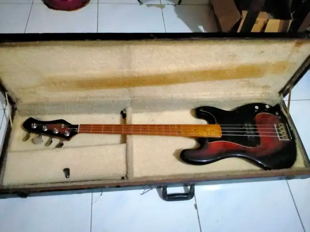Guitar Bass Hondo Formula 1 made in USA berikut hardcase