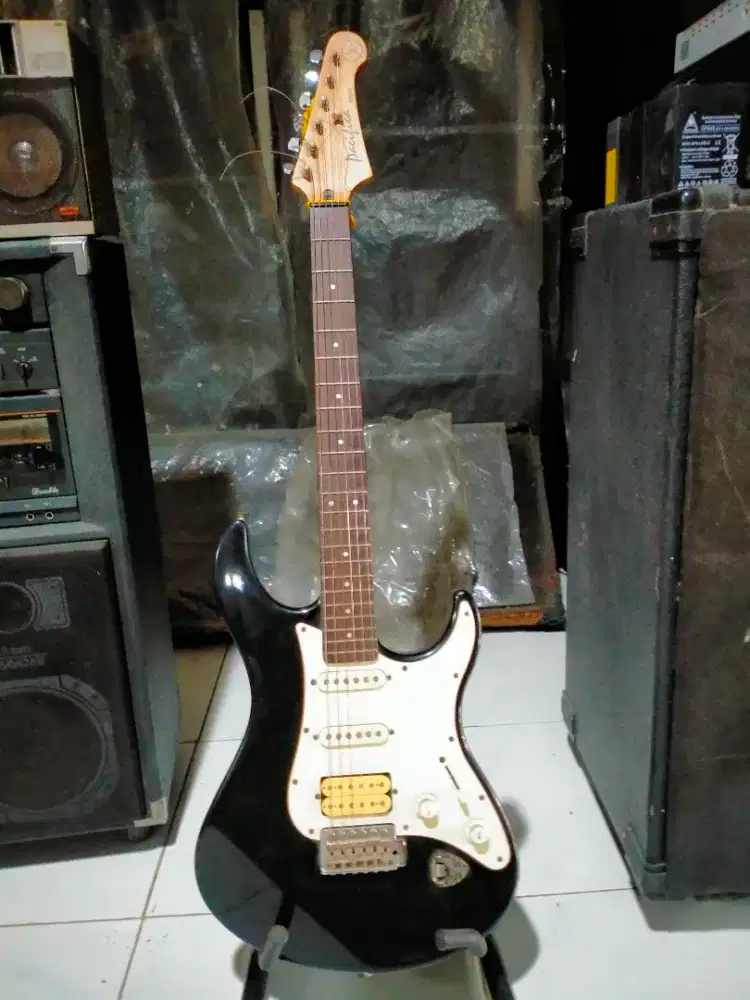 Guitar Yamaha Passifika hitam.