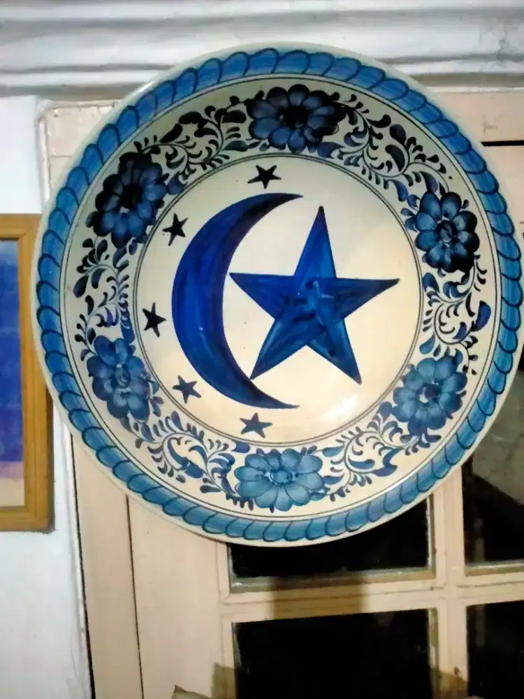 piring biru putih bulan bintang antik lawas.