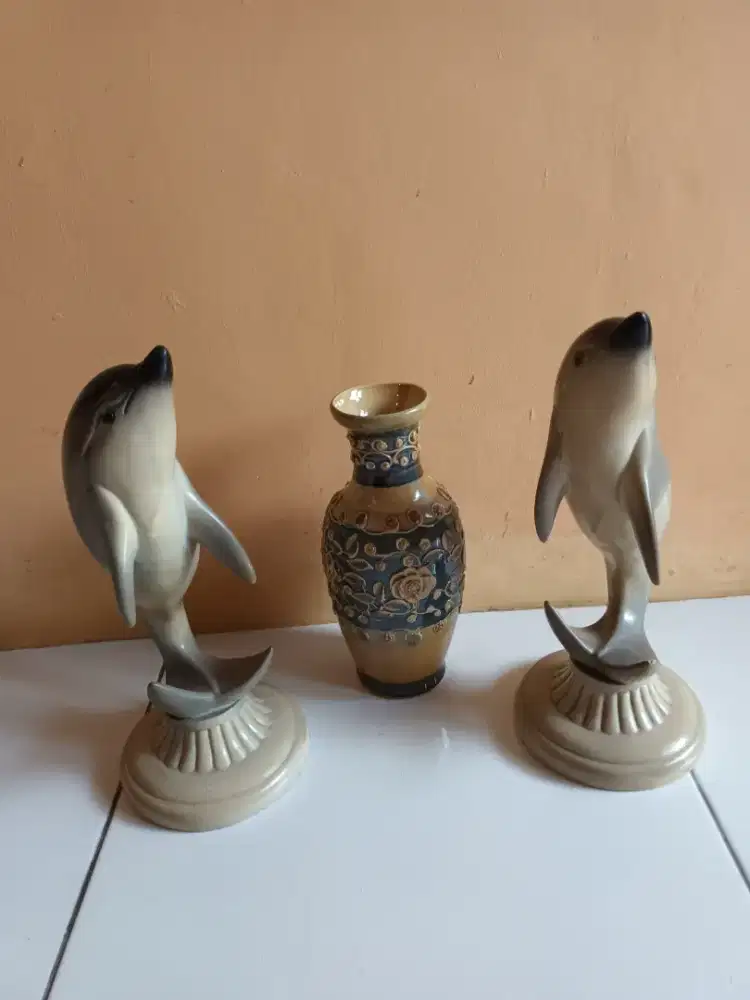 Perhiasan di atas meja /bufet