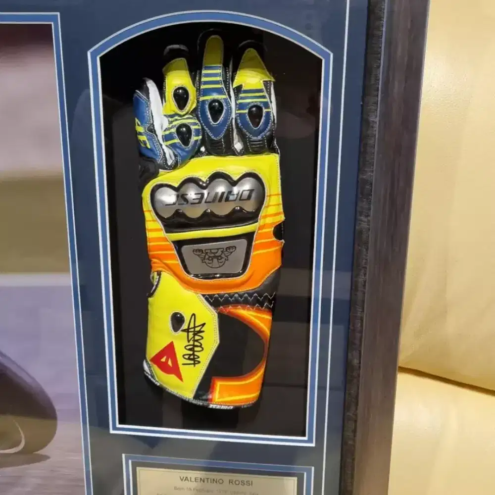 Sarung tangan motogp vr46 replika dengan tanda tangan , dvd