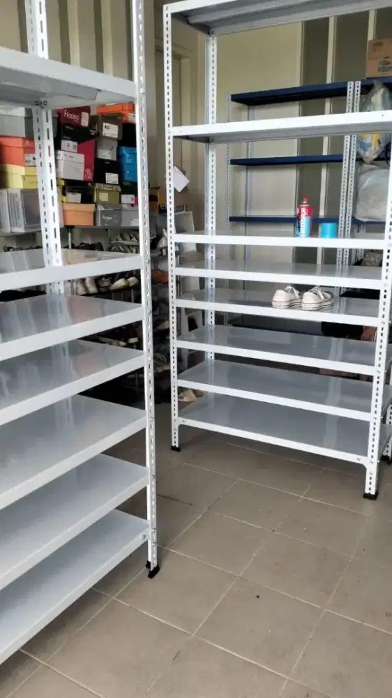 Rak besi siku lubang