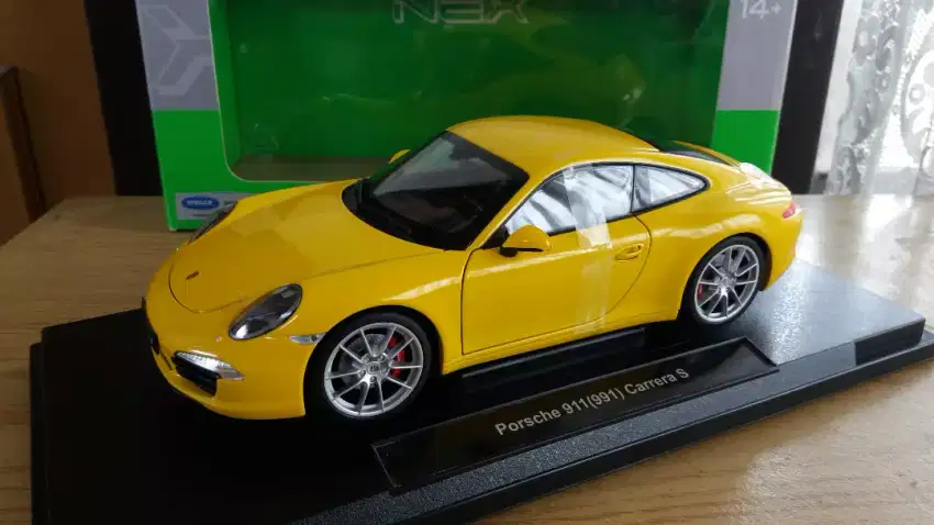 Diecast/Miniatur Porsche 911 991 Carrera S Yellow Skala 1:18