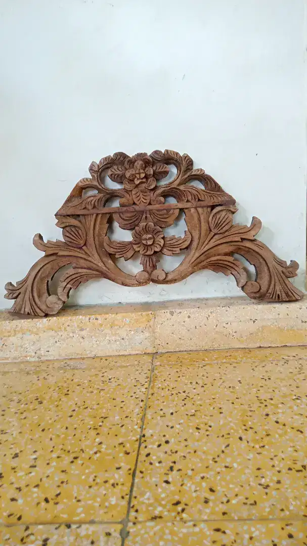Ukiran mahkota kuno