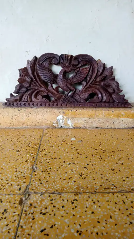 Ukiran mahkota motif burung