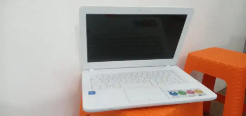 Laptop Asus X441NA Putih 2nd, Mulus No Minus, Ram 2GB, Garansi 7 Hari