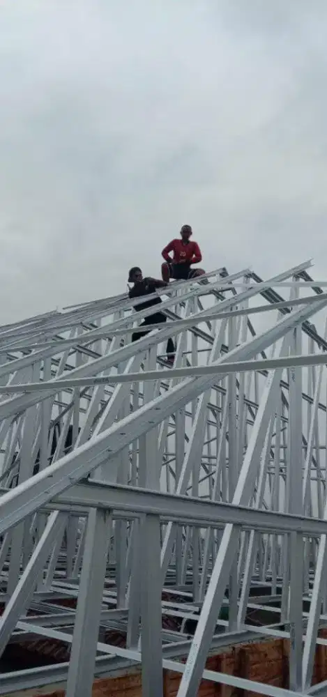 Ahli pemasangan rangka baja ringan